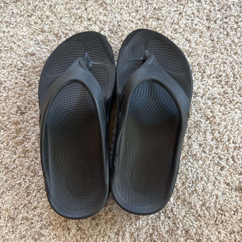 OOFOS Black Recovery Sandals